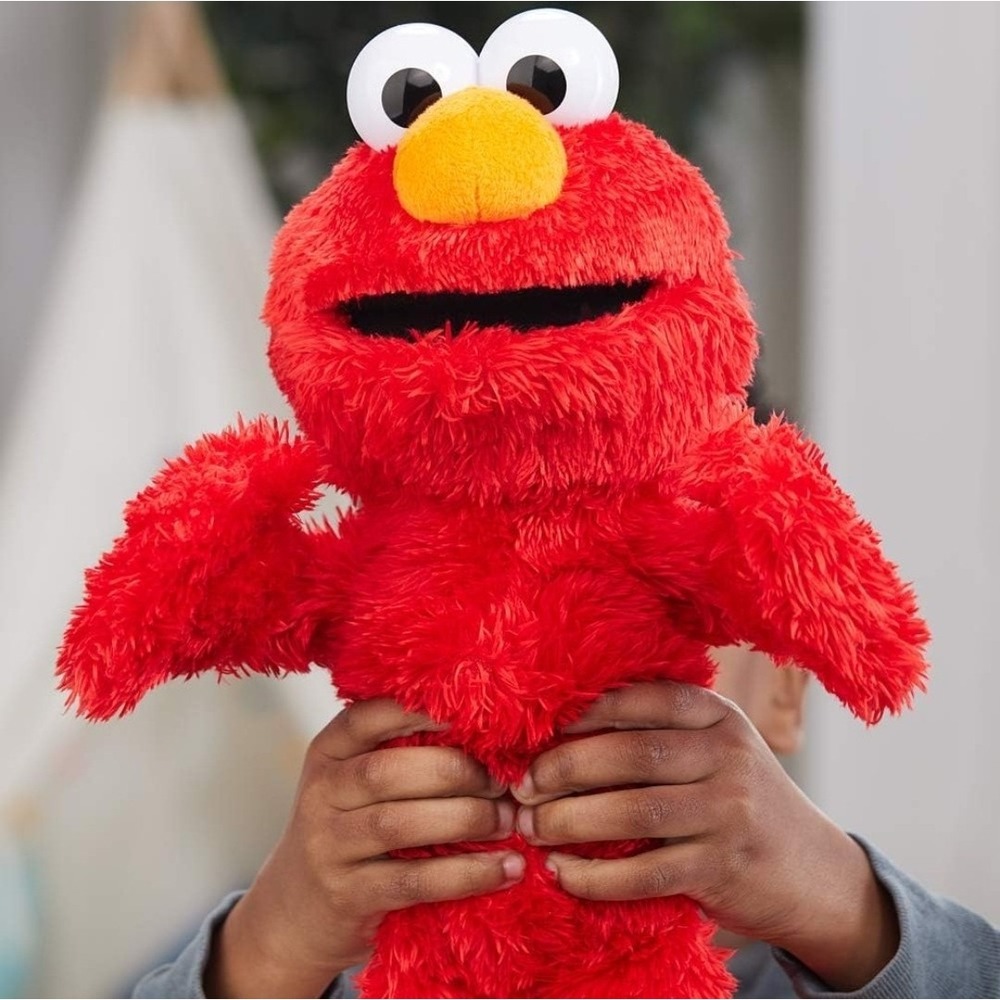 Sesame Street Love to Hug Elmo Spanish English Talking, Singing, Hugging 14"